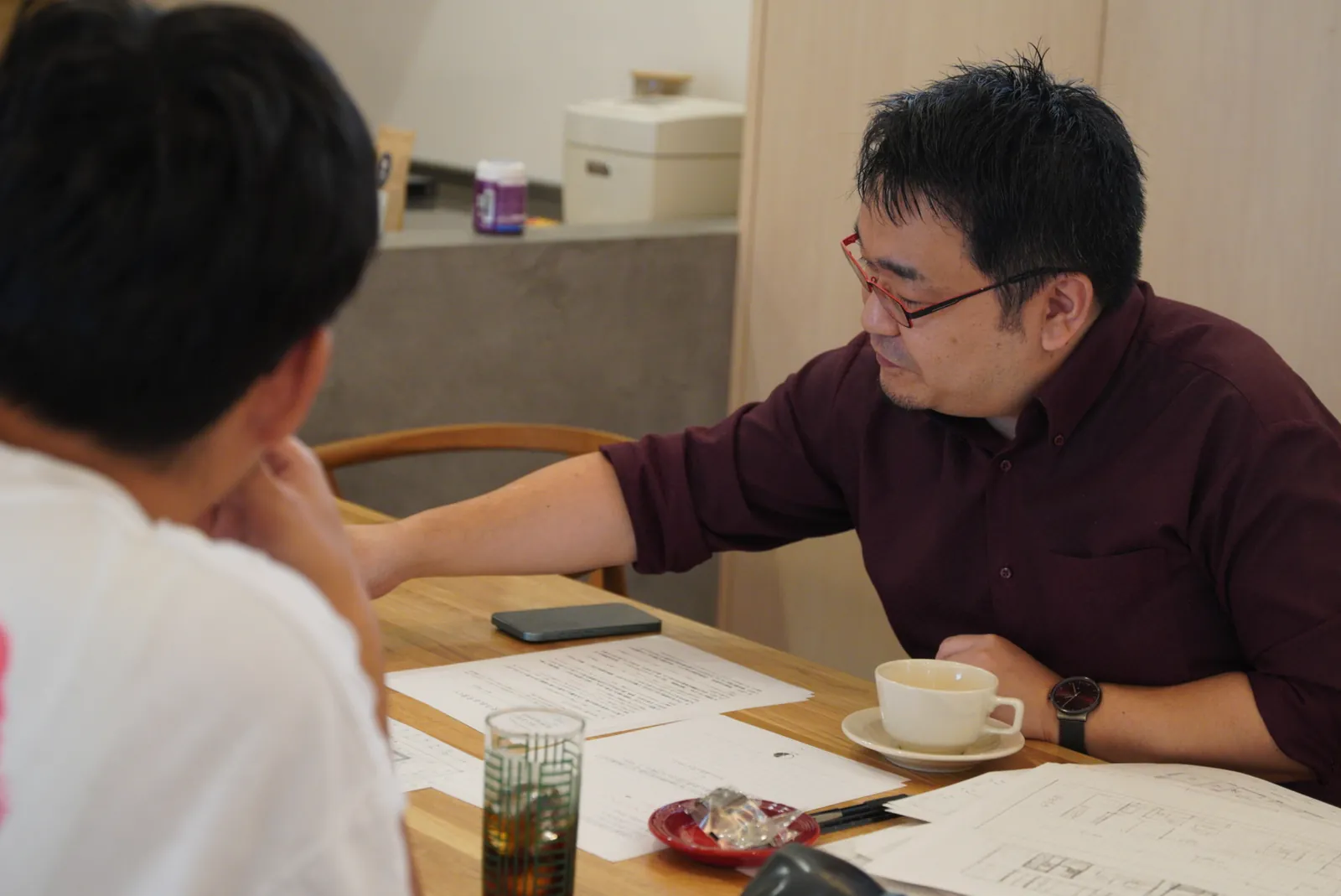 ご夫妻と設計者が図面を前に話す様子
