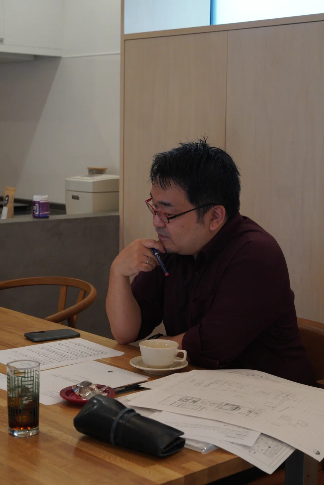 設計ノートを読み返しながら考える取材風景