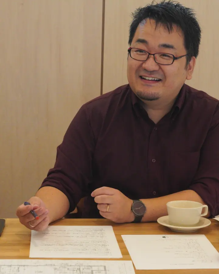 打合せの場で笑顔を見せる斉藤公平