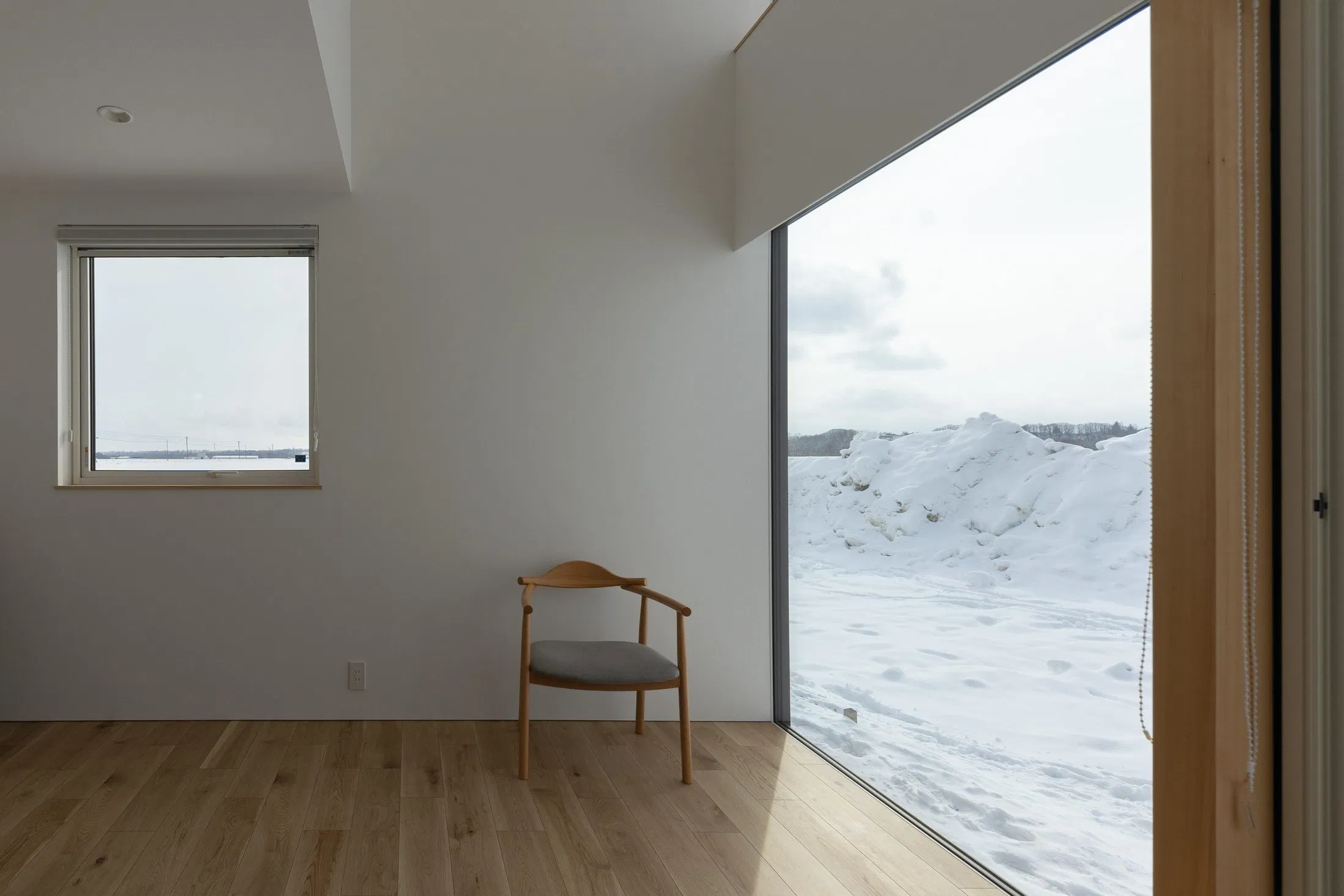 雪景色へ開く窓辺